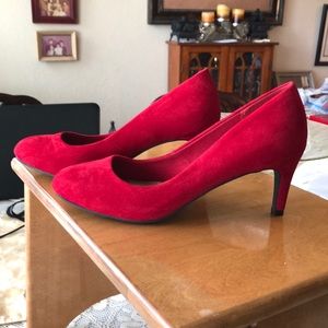 Women’s red 👠 heels. Gently used. Very pretty.